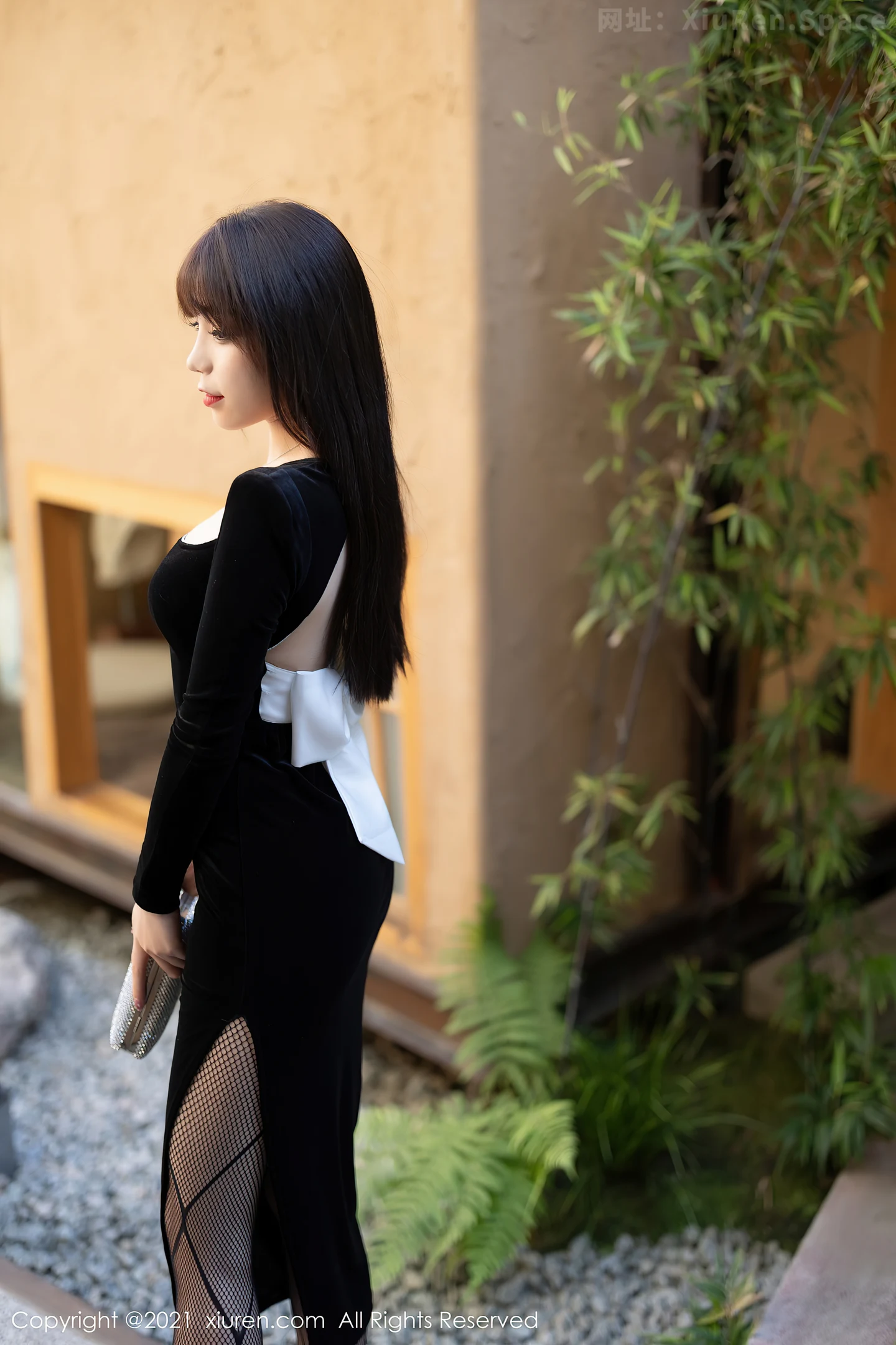 图片[2]-[XiuRen秀人网]VOL.4322 女神芝芝Booty黑色典雅服饰配黑丝网袜半脱露性感内衣诱惑写真86P-秀人网官方网站